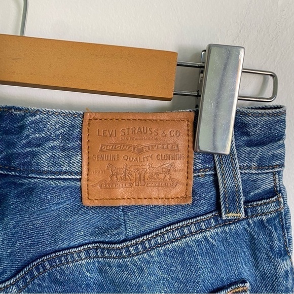 Levi’s Ribcage Straight High-Rise Ankle Jeans in Medium Wash • US 25 - Picture 6 of 10